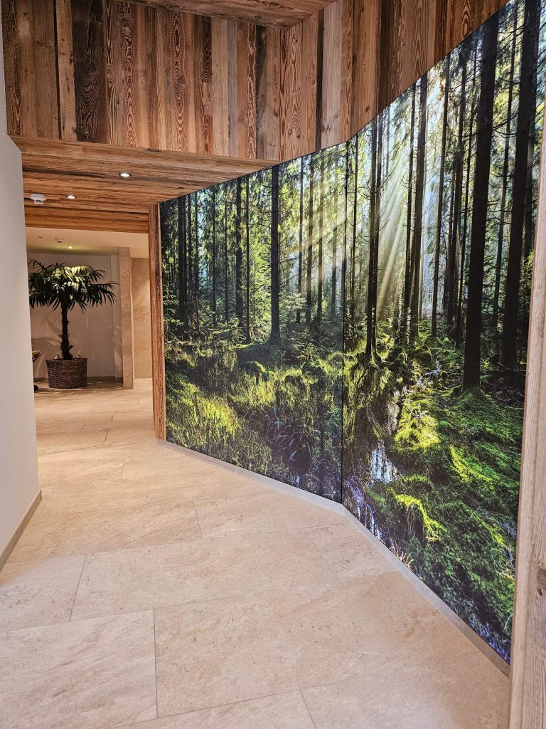 Holzverkleideter Flur mit Waldmural für entspannte Erholung in den Alpen.